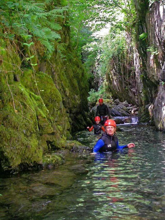 Progression dans la rivière du Canyon de Marc (Ariège).