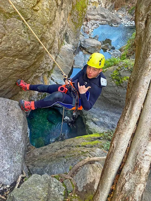 Descente en rappel dans le canyon d'eau chaude de Thuès (Pyrénées-Orientales).