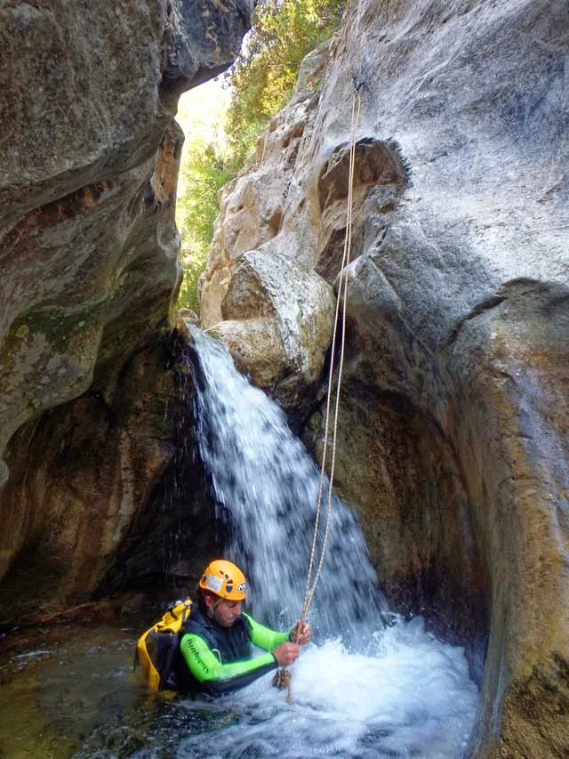 Descente en rappel dans le canyon de la Clue du Terminet (Aude).