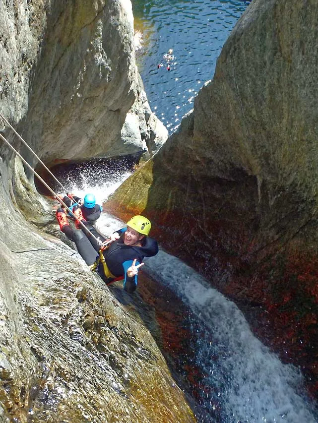 Descente en rappel dans le canyon du Gourg des Anelles (66).