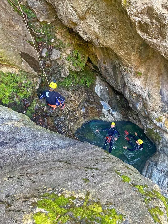 Descente en rappel dans le canyon d'eau chaude de Thuès (Pyrénées-Orientales).