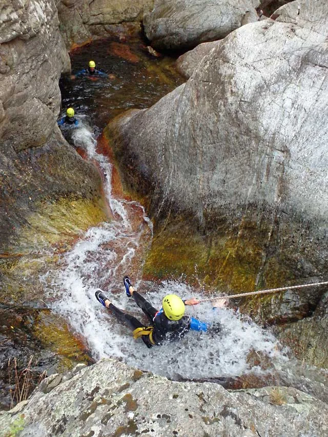Descente en rappel dans le canyon du Gourg des Anelles (66).