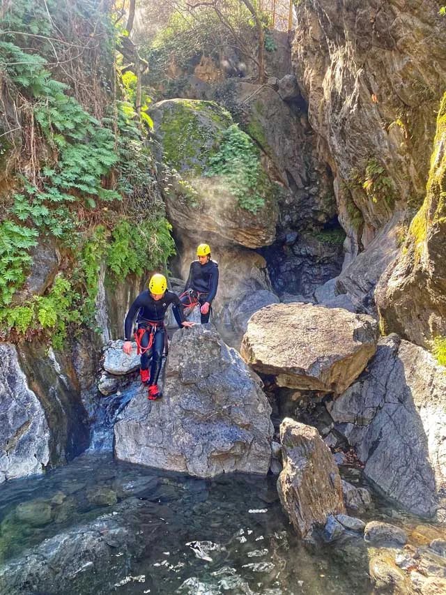 Progression dans le canyon d'eau chaude de Thuès (Pyrénées-Orientales).