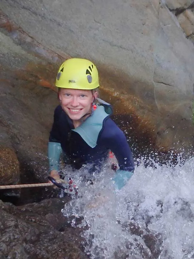 Descente en rappel dans le canyon du Llech (66).