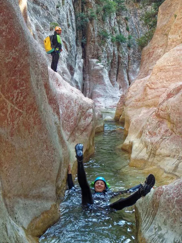 Progression dans le canyon de la Clue du Terminet (Aude).