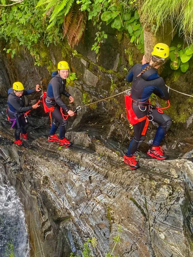 Passage en vire au dessus du canyon de Marc (Ariège).
