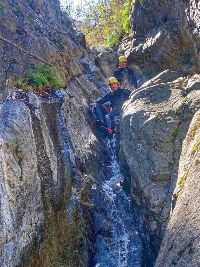 Progression dans le canyon d'eau chaude de Thuès (Pyrénées-Orientales).