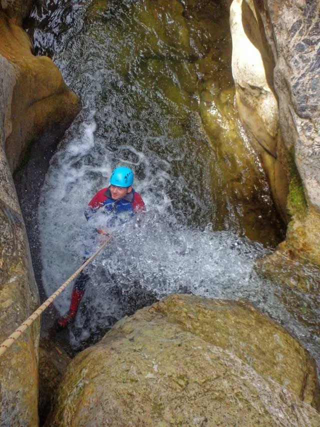 Descente en rappel dans le canyon de la Clue du Terminet (Aude).