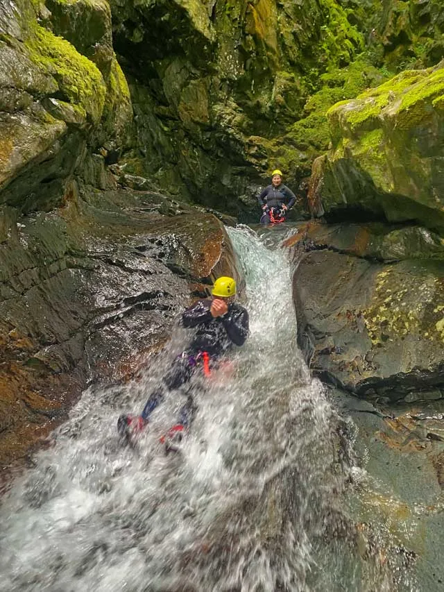 Progression dans un toboggan du canyon de Marc (Ariège).