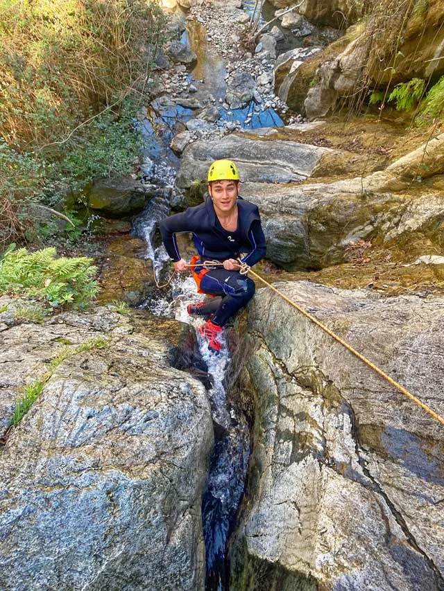 Descente en rappel dans le canyon d'eau chaude de Thuès (Pyrénées-Orientales).