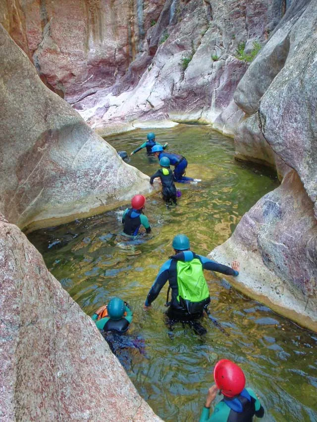 Groupe d'enfant dans le canyon de la clue du Terminet à Termes (Aude)