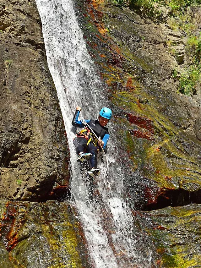 Descente en rappel dans le canyon du Gourg des Anelles (66).