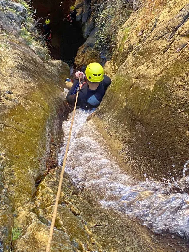 Descente en rappel dans le canyon d'eau chaude de Thuès (Pyrénées-Orientales).