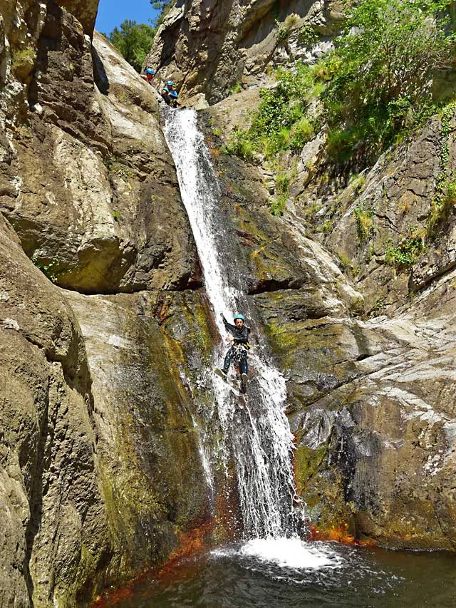 Descente en rappel dans le canyon du Gourg des Anelles (Pyrénées-Orientales).