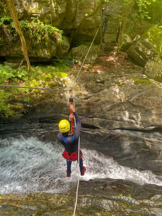 Passage de tyrolienne dans le canyon de Marc (Ariège).