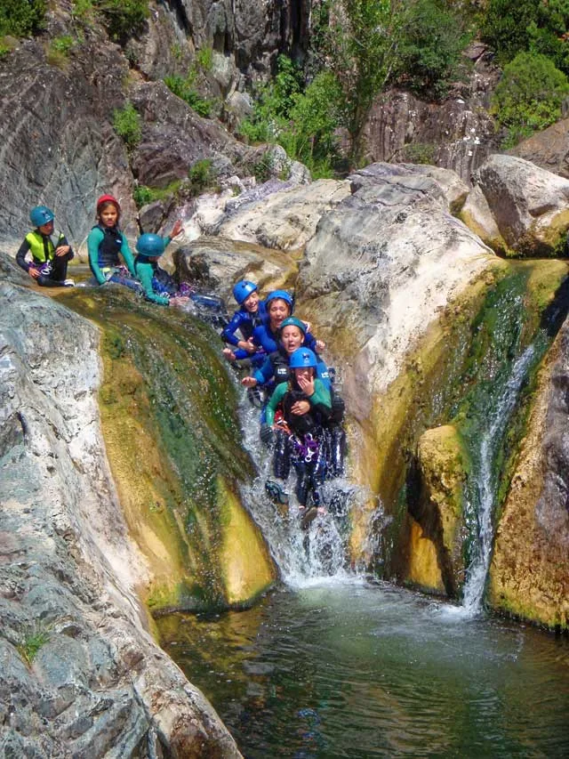 Groupe d'enfants dans un toboggan du canyon de la Clue du Terminet à Termes (Aude).