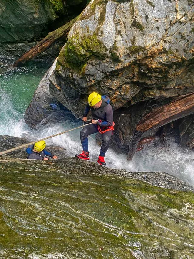 Descente en rappel dans la rivière du Canyon de Marc en Ariège.