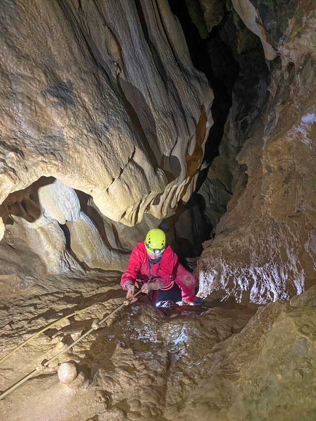 Grotte de la Marie-Jeanne (Gorges de Galamus - Fenouillèdes) - Progression une corde à nœud.