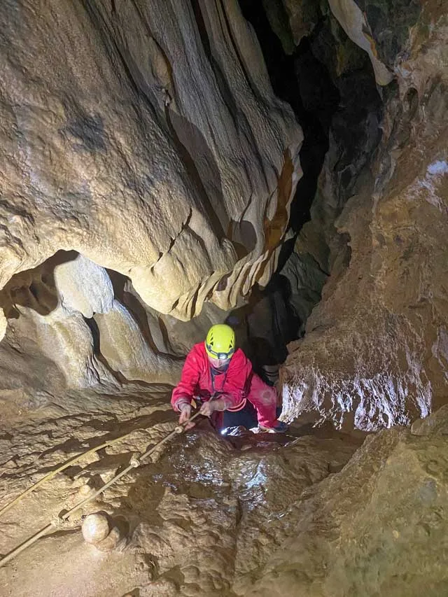 Grotte de la Marie-Jeanne (Gorges de Galamus - Fenouillèdes) - Progression une corde à nœud.