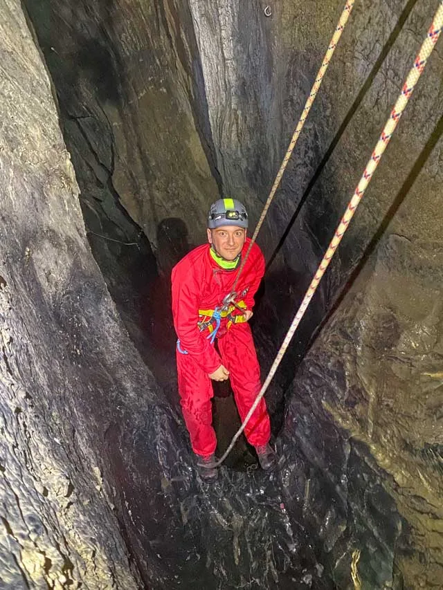 Descente d'un puit. Traversée de Vicdessos (Ariège).