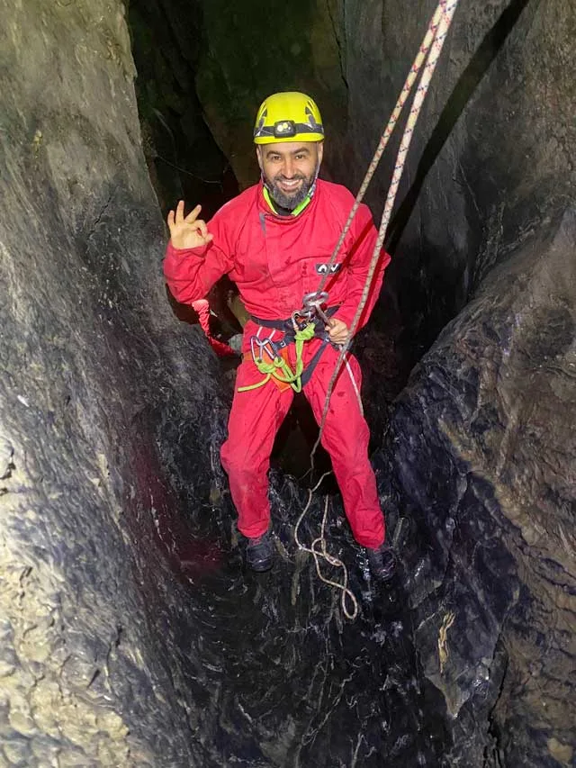 Descente d'un puit. Traversée de Vicdessos (Ariège).