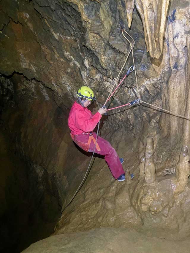 Départ du puit de 17 mètres. Grotte de la Marie-Jeanne (Gorges de Galamus - Fenouillèdes).