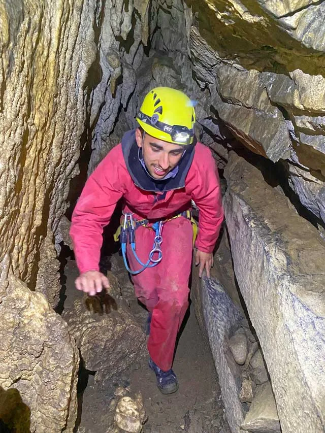 Progression à la sortie d'une étroiture. Traversée souterraine de Vicdessos.