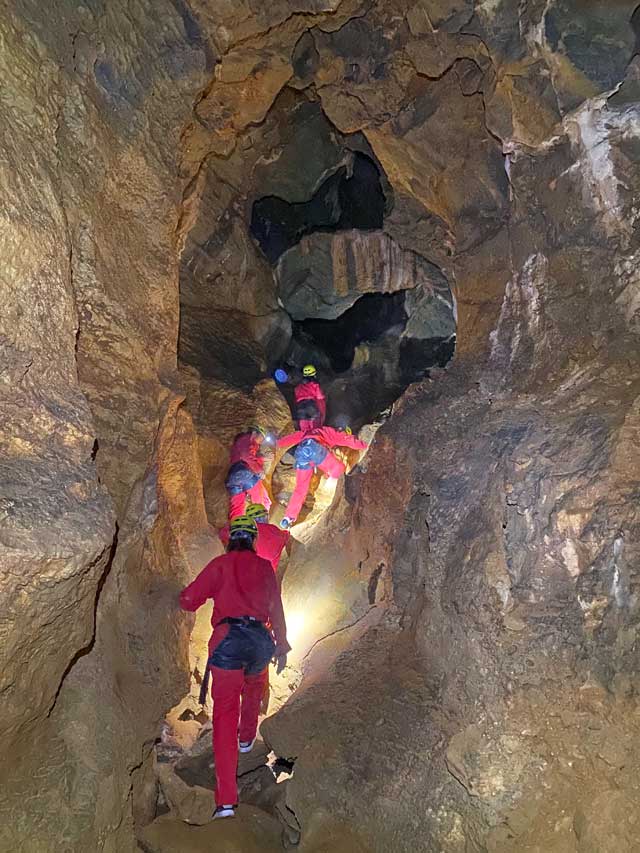 Grotte de la Marie-Jeanne (Gorges de Galamus - Fenouillèdes) - Progression dans la grande galerie.