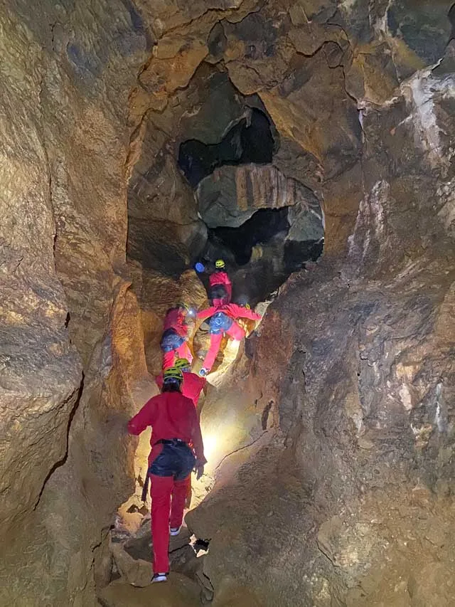 Grotte de la Marie-Jeanne (Gorges de Galamus - Fenouillèdes) - Progression dans la grande galerie.