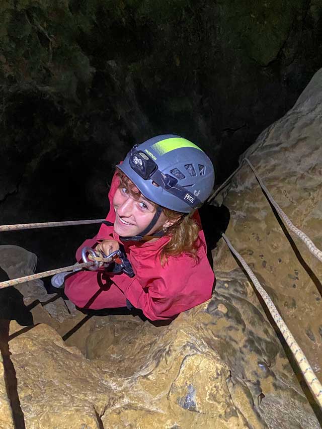 Grotte de la Marie-Jeanne (Gorges de Galamus - Fenouillèdes) - Progression sur corde.