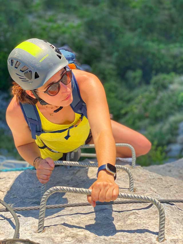 Progression sur le parcours "La Panoramique" de la Via-Ferrata du Fenouillèdes.