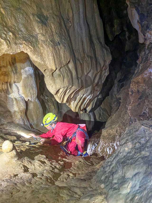 Grotte de l'Ermitage (Gorges de Galamus - Fenouillèdes) - Progression sur une corde à nœud.
