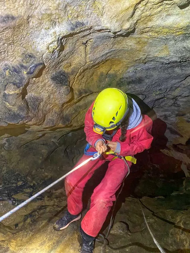 Gouffre de Sakanie (Ariège) - Descente sur corde dans un puit.