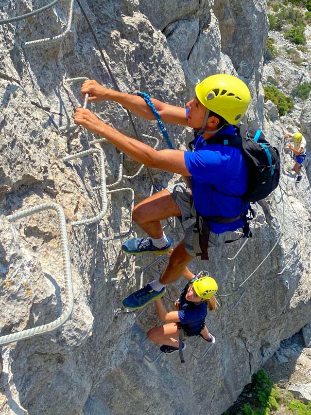 Progression sur le parcours "La Panoramique" de la Via-Ferrata du Fenouillèdes.