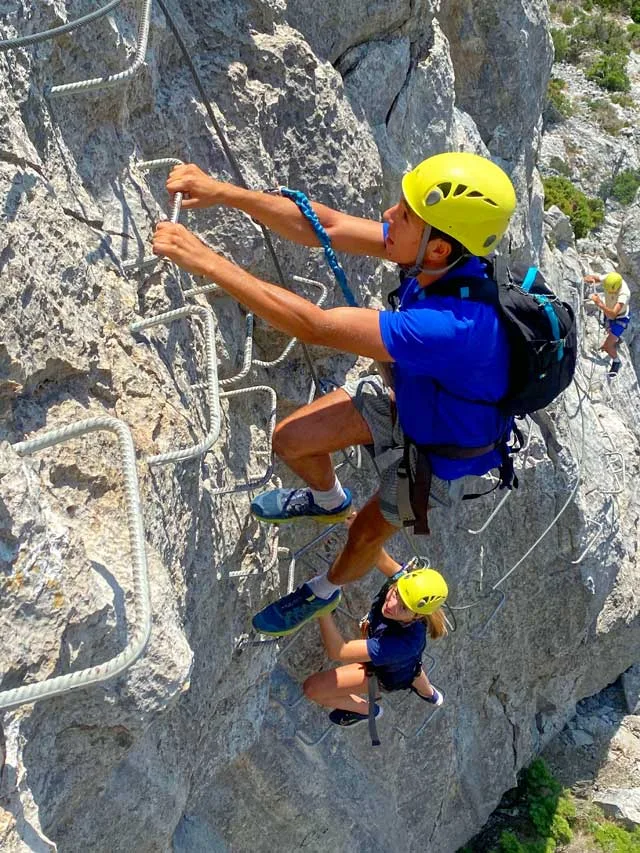 Progression sur le parcours "La Panoramique" de la Via-Ferrata du Fenouillèdes.