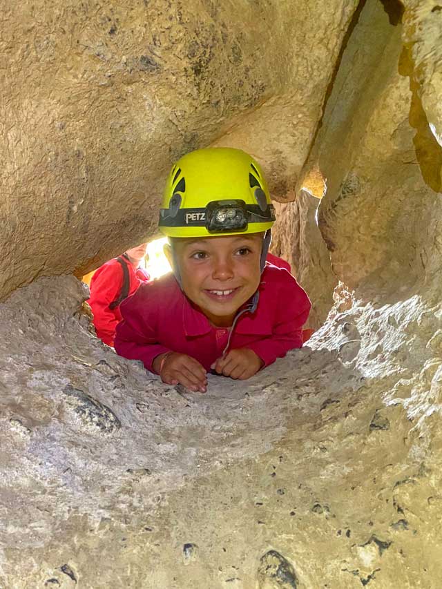 Grotte de l'Ermitage (Gorges de Galamus - Fenouillèdes) - Progression dans une courte chatière.
