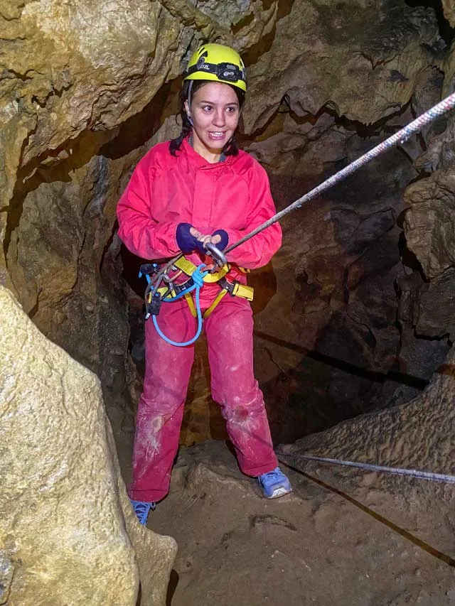 Gouffre de Sakanie (Ariège) - Descente sur corde dans un puit.