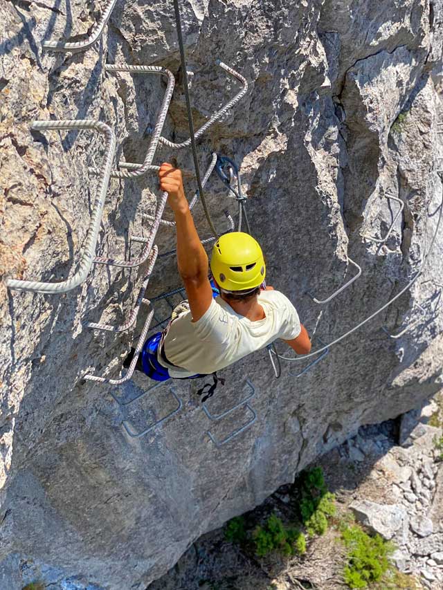 Progression sur le parcours "La Panoramique" de la Via-Ferrata du Fenouillèdes.