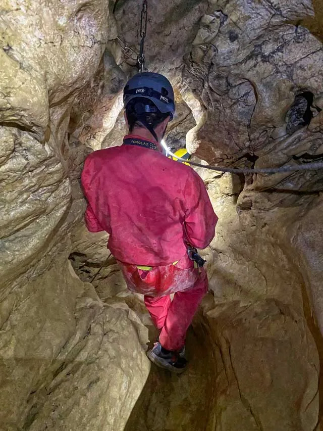 Gouffre de Sakanie (Ariège) - Descente sur corde dans un puit.