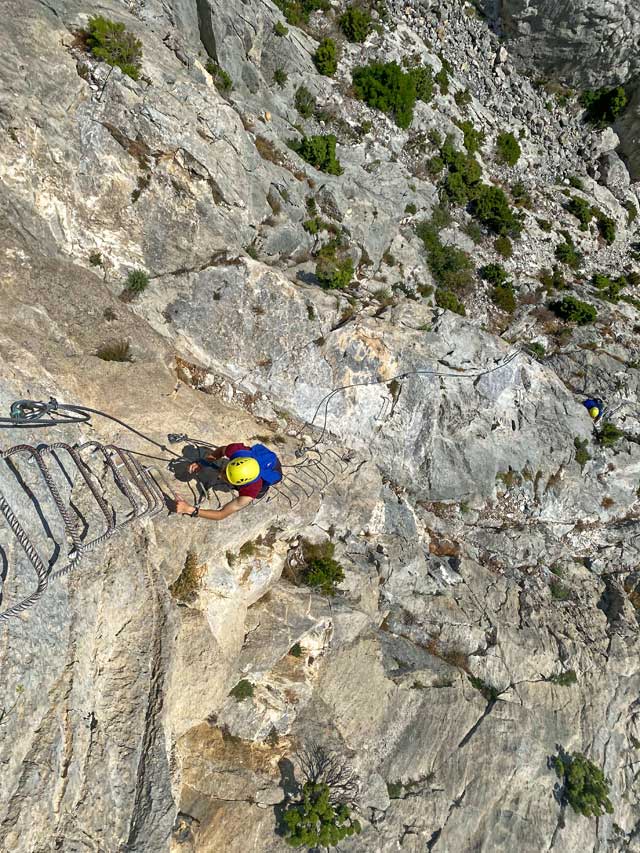 Progression sur le parcours "La Panoramique" de la Via-Ferrata du Fenouillèdes.