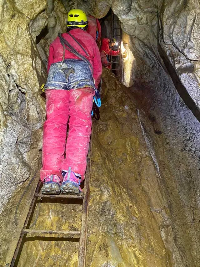 Gouffre de Sakanie (Ariège) - Remontée sur échelles fixes vers la sortie.