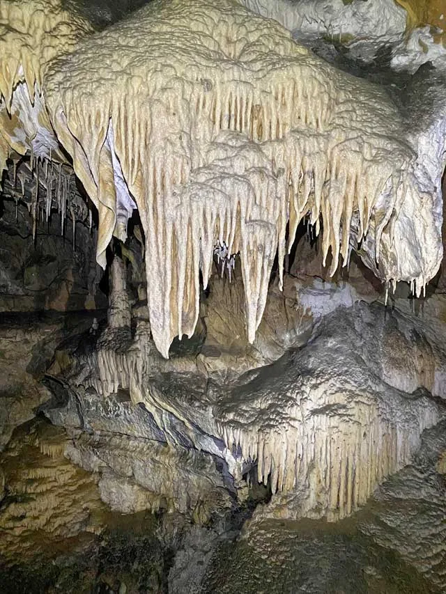 Concrétions dans la grotte de Siech (Ariège).