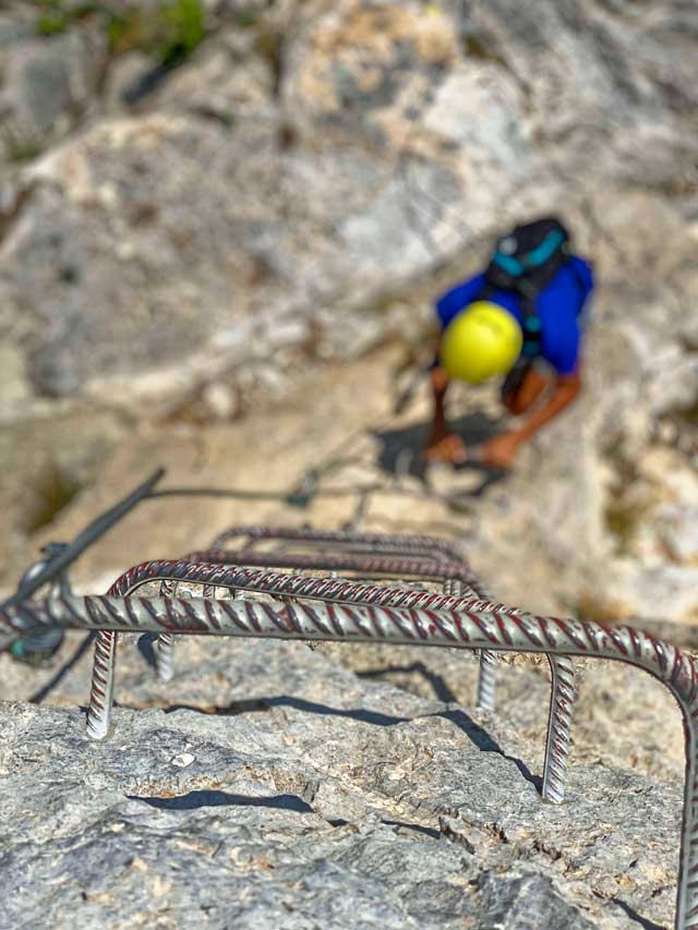 Progression sur le parcours "La Panoramique" de la Via-Ferrata du Fenouillèdes.