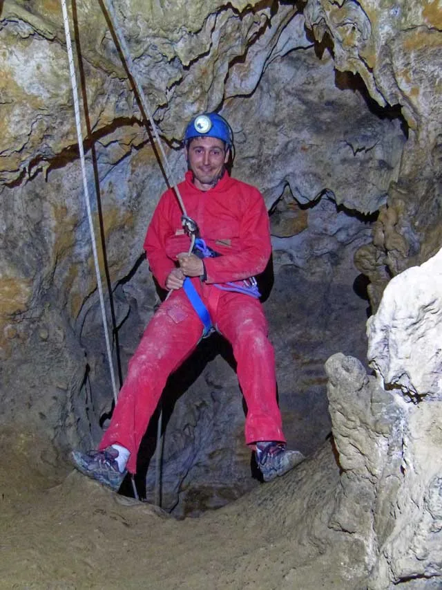 Gouffre de Sakanie (Ariège) - Descente sur corde dans un puit.