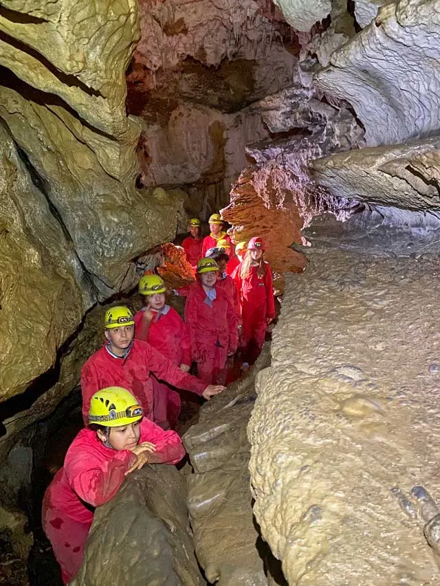 Grotte de Siech (Ariège) - Progression dans le méandre.