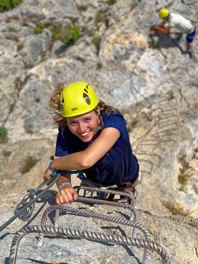 Progression sur le parcours "La Panoramique" de la Via-Ferrata du Fenouillèdes.