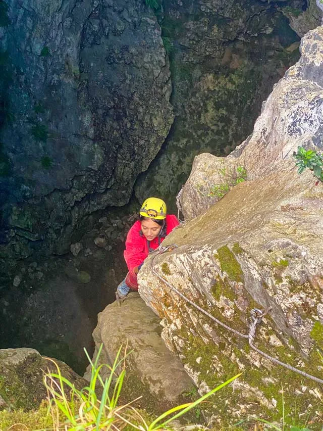 Gouffre de Sakanie (Ariège) - Remontée du grand puit d'entrée.