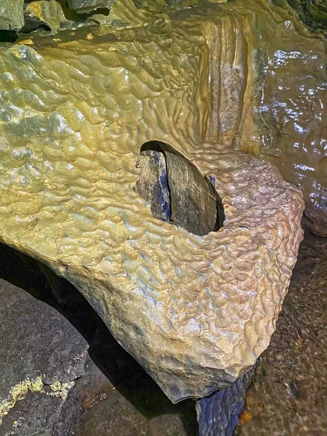 Phénomène d'érosion dans la grotte de Siech (Ariège).