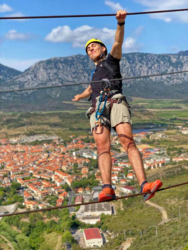 Progression sur le pont de singe - Parcours "La Panoramique" de la Via-Ferrata du Fenouillèdes.