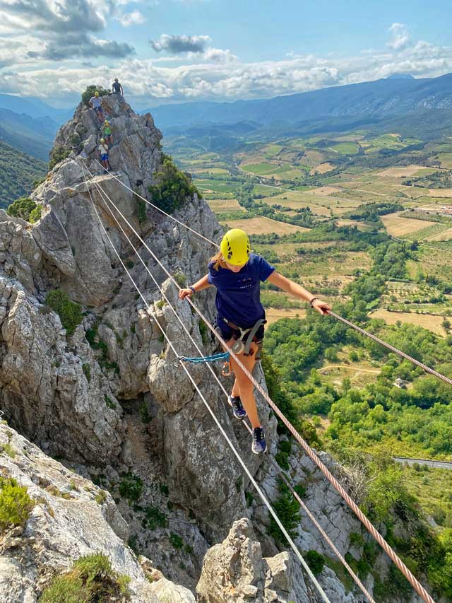 Progression sur le pont de singe - Parcours "La Panoramique" de la Via-Ferrata du Fenouillèdes.